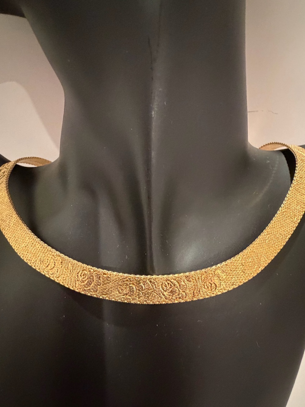 Vintage Monet Floral Etched Omega/Herringbone Collar Mesh Necklace Very good